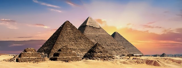 pyramids-2371501_1280.jpg