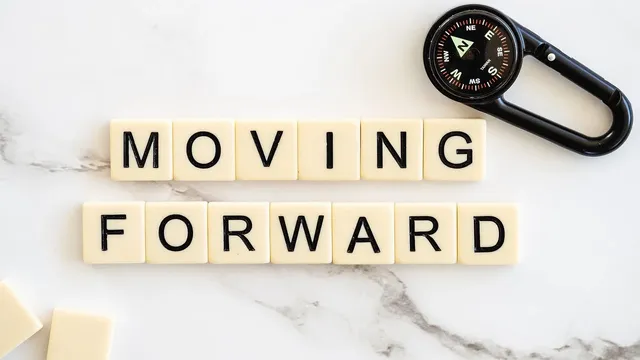 moving-forward-4777506_1280.webp