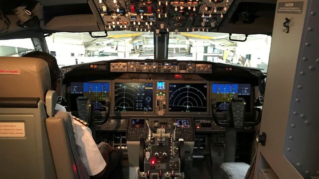 skynews-boeing-737-max-8-cockpit_4608030.jpg