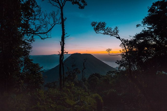 1024px-Volcán_Tolimán_al_amanecer.jpg