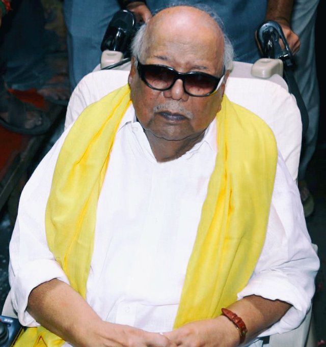 Karunanidhi_pay_homage_to_Manorama.JPG