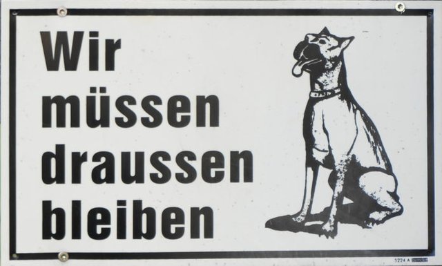 Hunde_muessen_draussen_bleiben-696x419.jpg