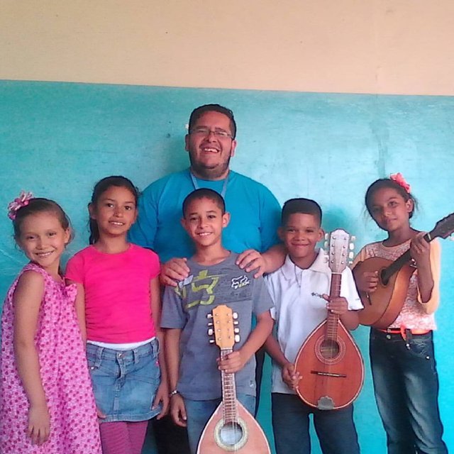 Edwin Rivas on Instagram_ _Mis alumn_s de la cátedra de mandolina Nucleo Biruaca... por son solo 5 pero seran más con el favor de DIOS... ツ♥✔♩♪♪♩__BB97uvuiQ1N(JPG).jpg