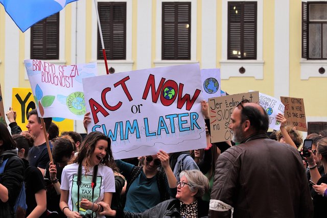 school-strike-4-climate-4057675_1280.jpg