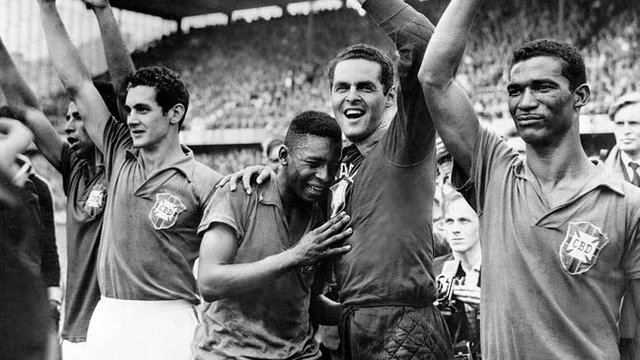 pele-y-los-jugadores-brasilenos-celebran-el-titulo-logrado-en-1958--fifa.jpg
