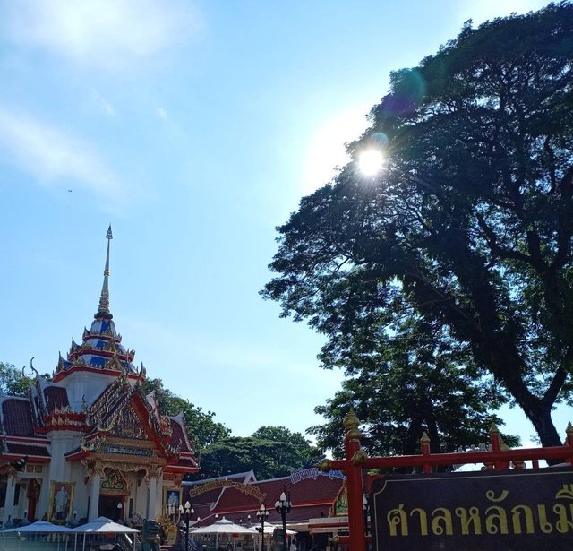 Shrine of King Taksin the Great5.jpg