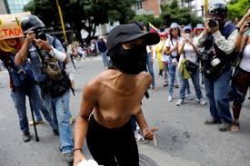mujer desnuda protestando.jpg