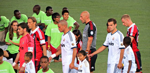 Player_entrance,_Real_Madrid_vs_AC_Milan.jpg