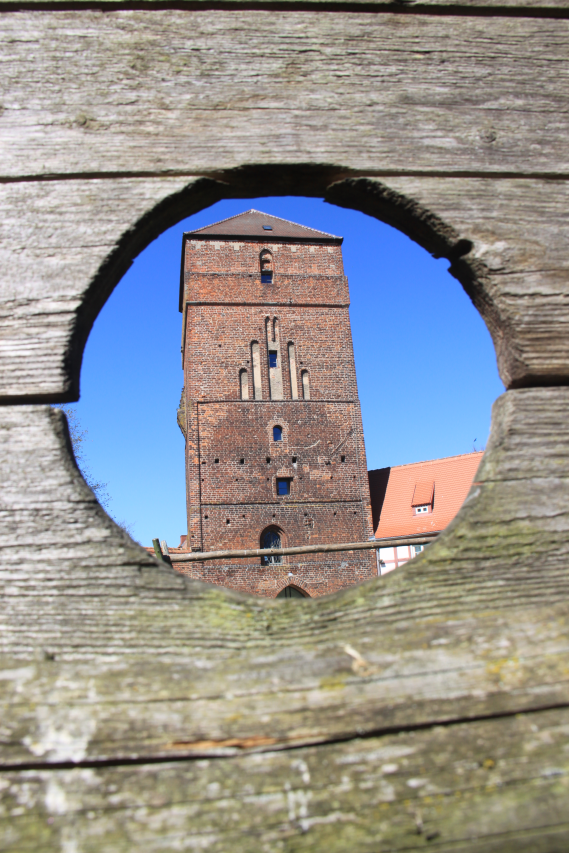 Turm der Bischofsburg durch einen Pranker