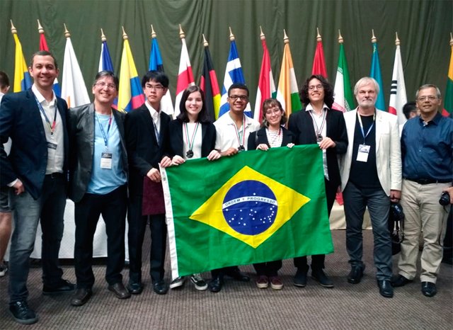 IOAA_2019_equipe_brasileira_com_professores_e_lideres.jpg