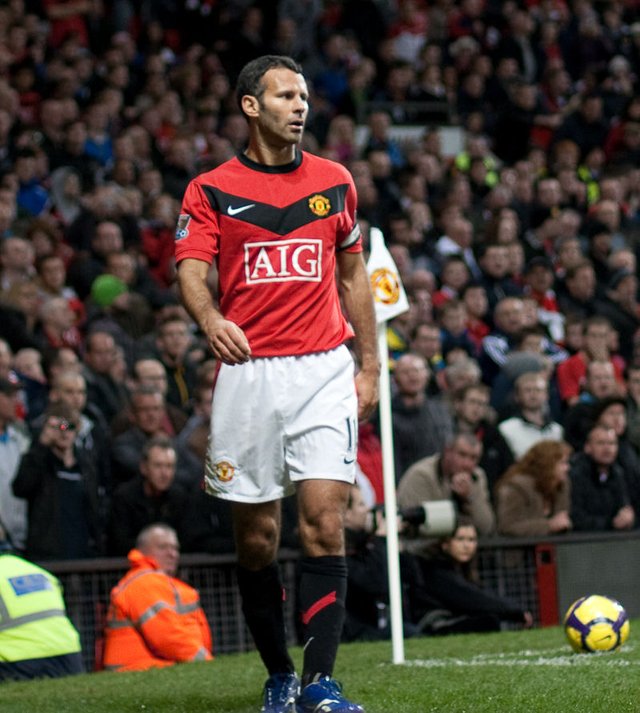 Ryan_Giggs_vs_Everton-5_cropped.jpg