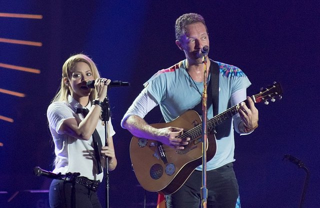 Shakira_&_Chris_Martin_-_Global_Citizen_Festival_Hamburg_07.jpg