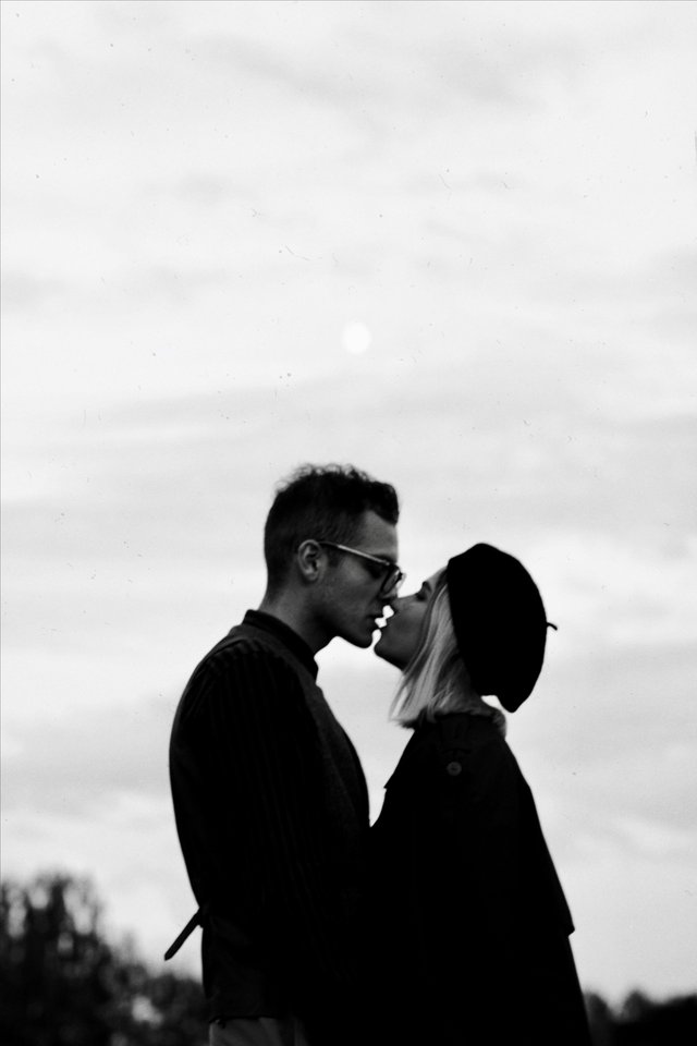 man-and-woman-kissing-grayscale-photo-4423849.jpg