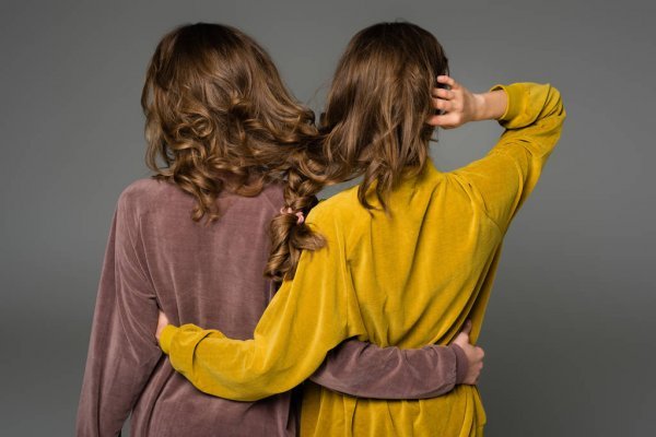 depositphotos_189590834-stock-photo-back-view-of-twins-hugging.jpg