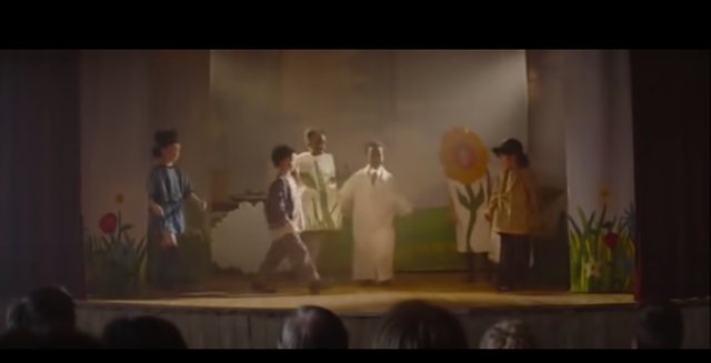 los niños dramatizando las injusticia y racismo de los adultos.jpg