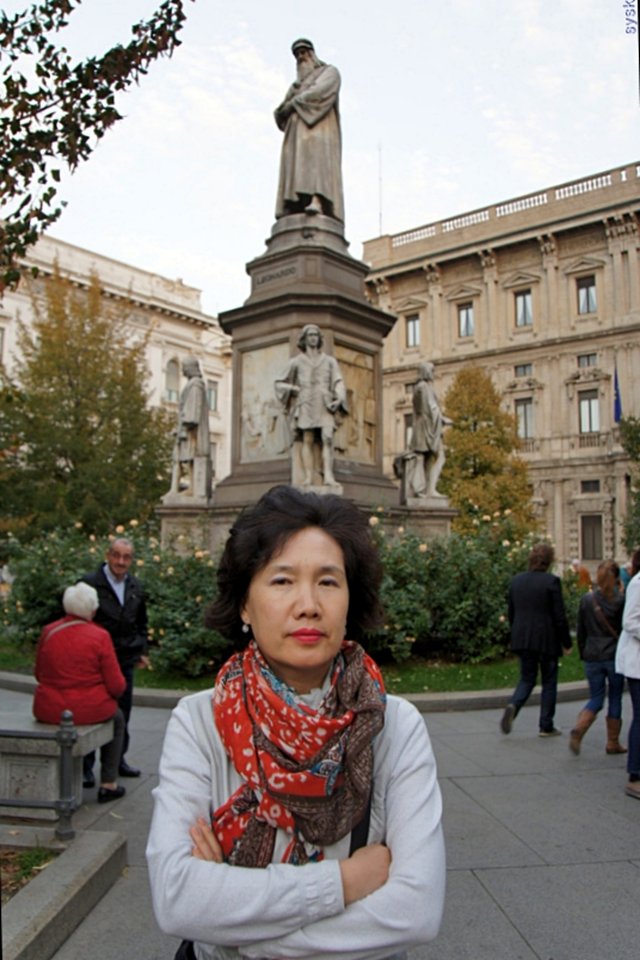 b-EU121022-011224.jpg