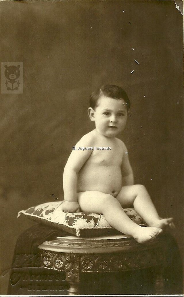 bebe-sentado-desnudo-foto-postal-de-estudio-antigua-D_NQ_NP_13669-MLA132016208_7299-F.jpg