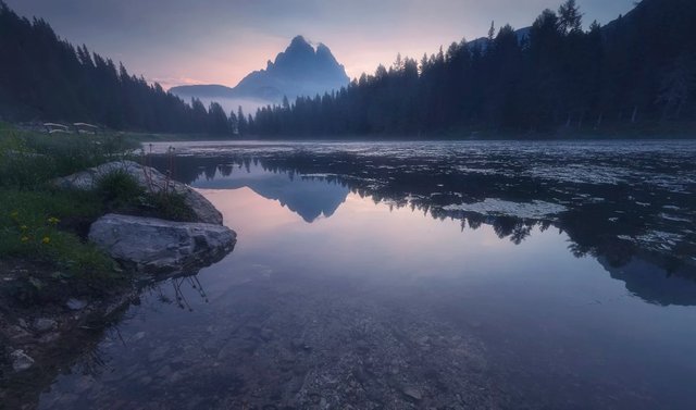 The reflection of the Tre cime di Lavaredo on the lake antorno.jpg