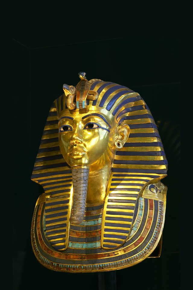 Mascara de Tutankamon 002 II.jpg