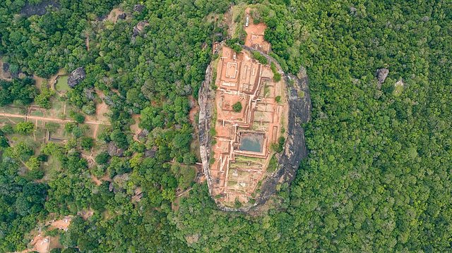 Sigiriya_Luftbild_(29781064900).jpg