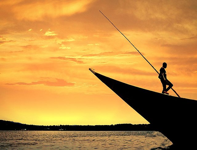 789px-FISHERMAN_IN_JINJA.jpg