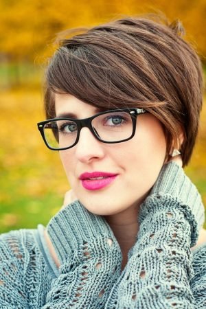 21-short-hairstyles-with-glasses-300x450.jpg