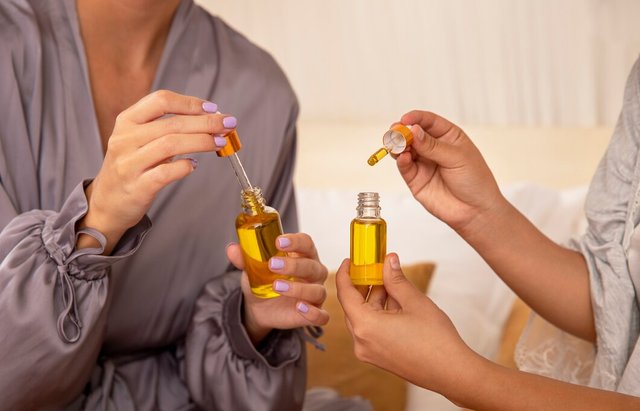 close-up-hands-holding-serum-bottles_23-2149168540.jpg