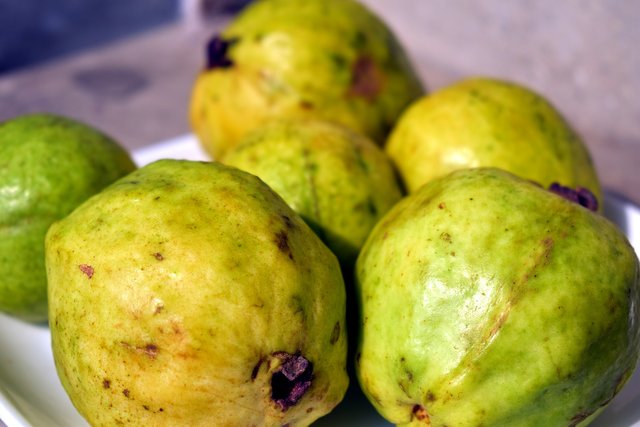 guavas-2898910_1920.jpg