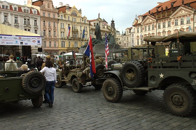 800px-Praha,_Staroměstské_náměstí,_veteráni_US_Army.jpg