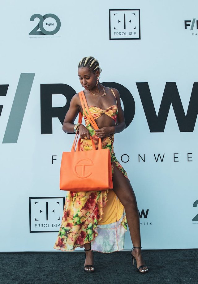 free-photo-of-a-woman-in-a-dress-holding-a-purse-at-the-rowe-fashion-show.jpeg