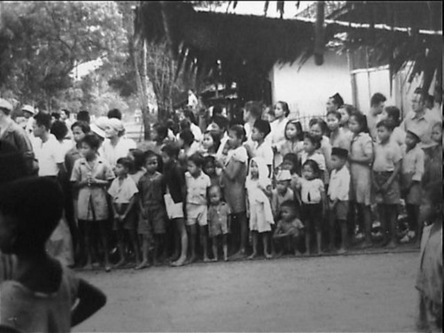 Warga Kampung Menyaksikan Parade Militer Tentara Belanda, 1945. DLC..jpg