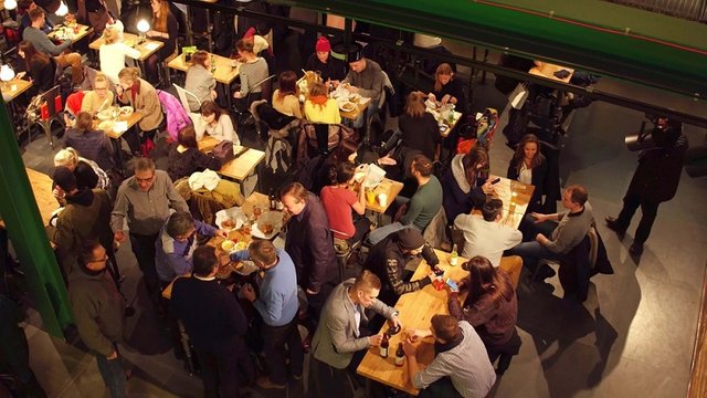 crowded+restaurant.jpg