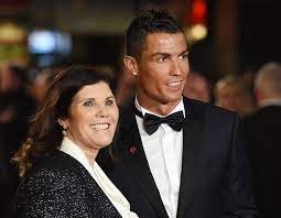 cr7 and  mother.jpg