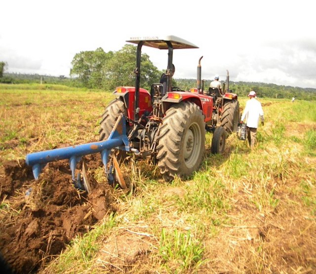 b-Tractors-dynamometer-implement-mounted-in-tillage-operation.png