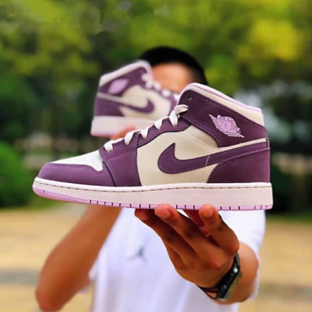 air-jordan-1-mid-gs-pro-purple-desert-sand-shoes-for-women-555112-500-in-hand.jpg