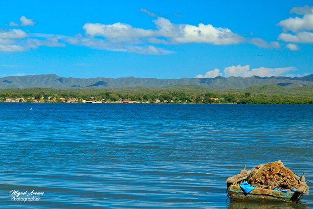 Bote frente a Chiguana.jpg