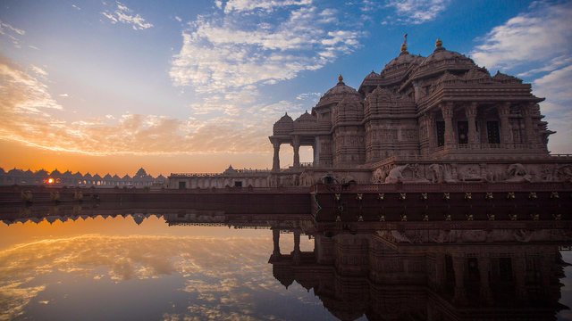 akshardham_monument_with_sarovar-002.jpg