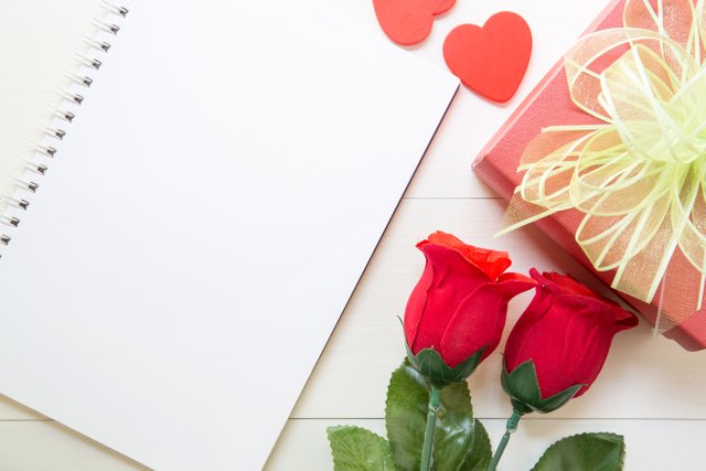 vecteezy_present-red-rose-flower-and-notebook-and-gift-box-and-heart_7996903_196.jpg