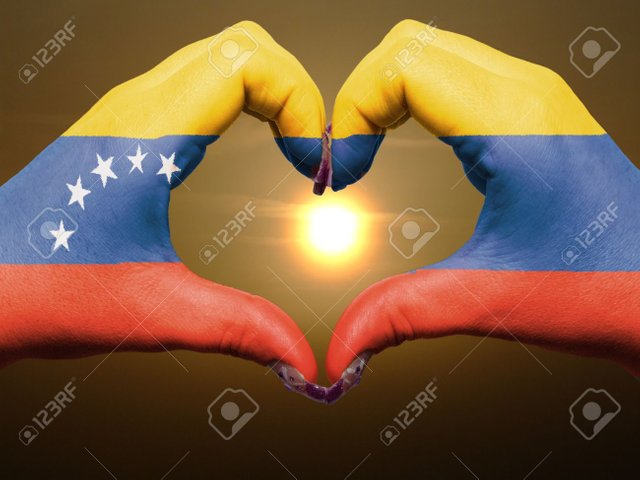 12981560-turismo-gesto-por-parte-de-venezuela-manos-la-bandera-de-colores-que-muestran-el-símbolo-del-corazón-y-el.jpg