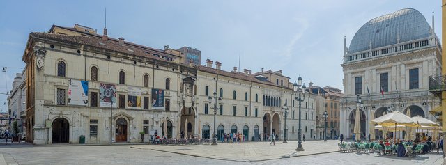 Palazzo_Monte_di_Pietà_nuovo_Monte_vecchio_Loggia_Brescia.jpg