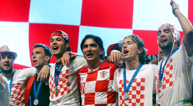 croatia_players_celebrate_their_arrival_in_zagreb-1040x572.jpg