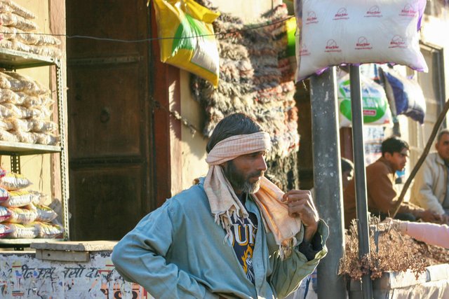 free-photo-of-street-vendor-in-busy-indian-market-scene.jpeg