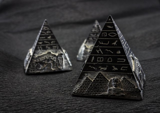 pyramid-1484603_1280.jpg