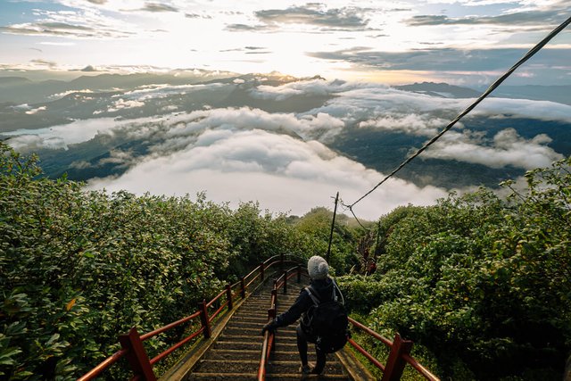 Ascending-Adams-Peak.jpg