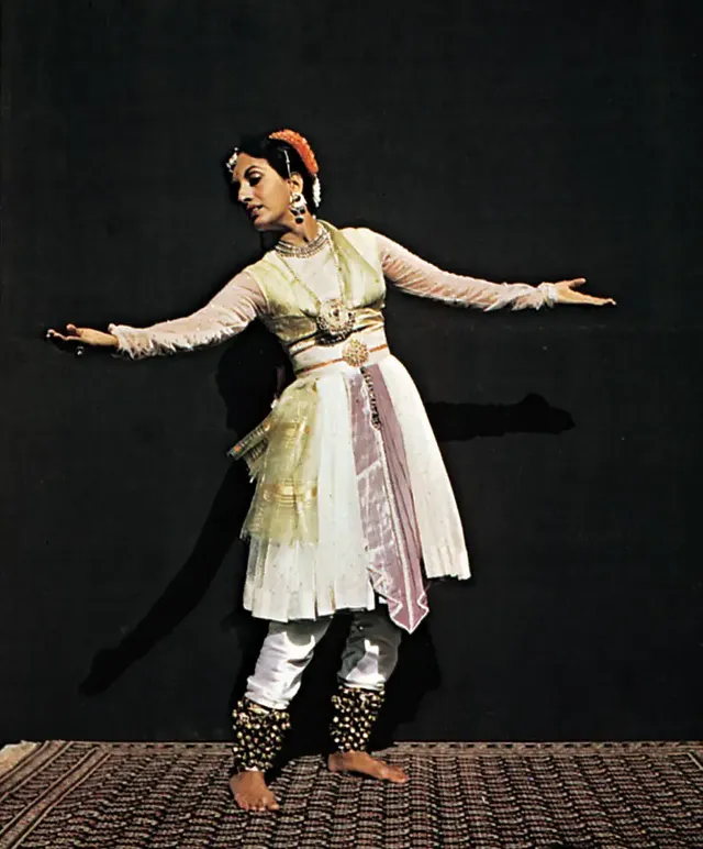 Kathak-school-dancer-costume-dance-Mughal-Indian.webp