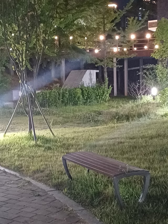 ✍️ #3 - 벤치에 앉아 기타를 튕기며.jpg