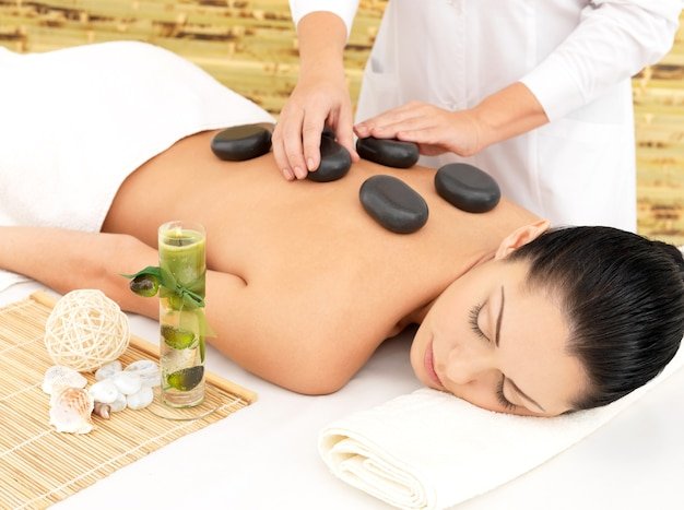 mujer-masaje-spa-piedras-calientes-espalda-salon-belleza_186202-7812.jpg