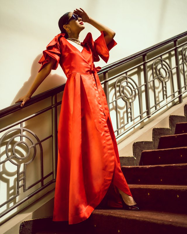 Vestido-Rojo-Mitos-escalera-1.jpg