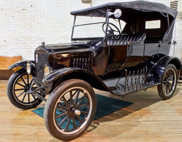 Ford_Model_T_1914.jpg