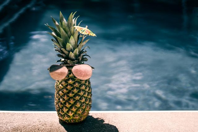 cool-pool-pineapple_925x.jpg